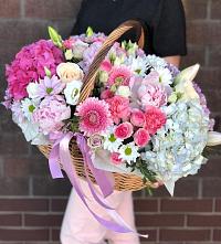 Композиция солнечный день в Буинске Цветочная композиция из Розы, Хризантемы, Пионы и Лизиантусы в корзине в Буинске
